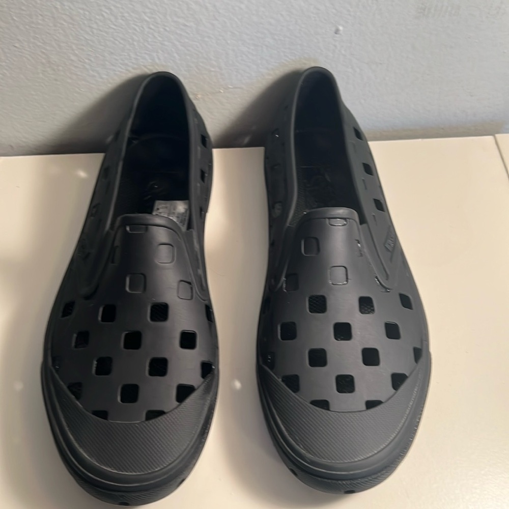Vans Men’s Trek Slip Ons, size 7, Black (Used)